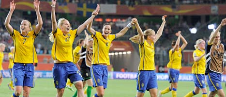Glada svenska spelare efter 2-1-vinsten. FOTO: Jens Meyer/Scanpix